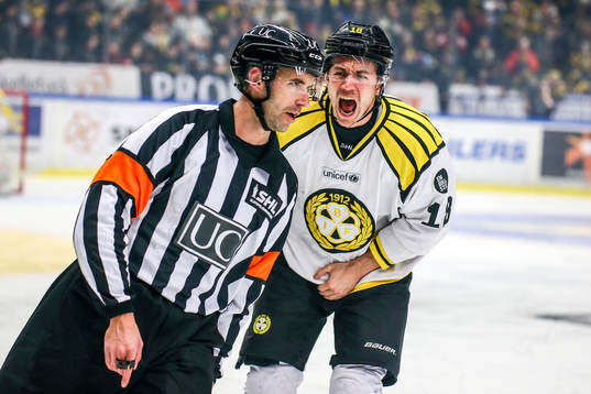 Brynäs Anton Rödin skriker på domaren Linus Öhlund