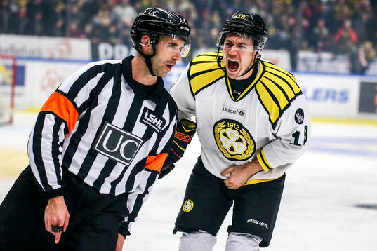Brynäs Anton Rödin skriker på domaren Linus Öhlund