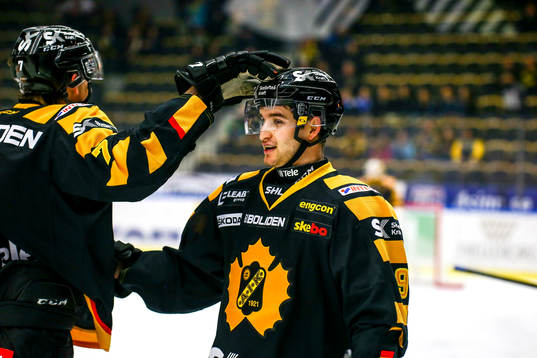 Skellefteås Kirill Kabanov och Andrew Calof  jublar