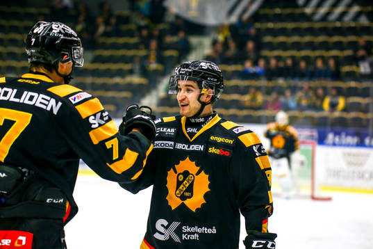 Skellefteås Kirill Kabanov och Andrew Calof  jublar