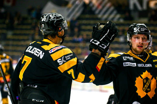 Skellefteås Kirill Kabanov och Martin Lundberg   jublar
