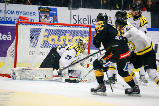 Skellefteås Kirill Kabanov  gör 2-1 på Brynäs målvakt