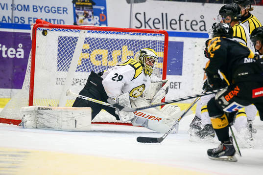 Skellefteås Kirill Kabanov gör 2-1 på Brynäs målvakt
