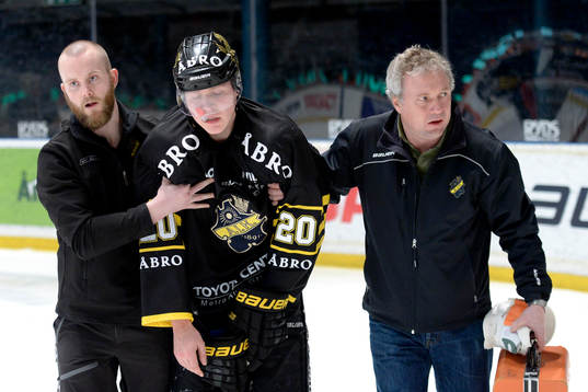 s Christopher Bengtsson hjälps av isen