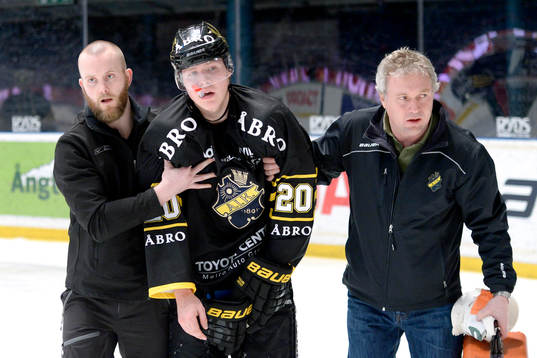 s Christopher Bengtsson hjälps av isen