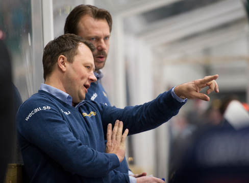 Sundsvalls tränare Göran Tärnlund i samspråk med