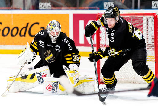 s målvakt Robin Rahm och Jordan Hendry