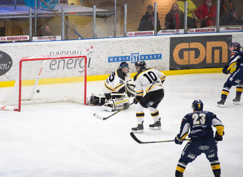Panterns målvakt Viktor Andrén släpper in 1-0 målet