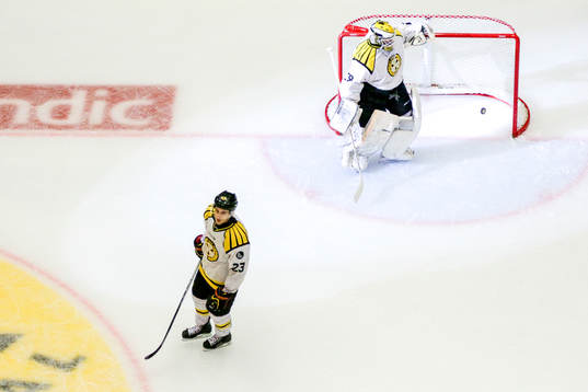 Brynäs målvakt Bernhard Starkbaum släpper in ett mål