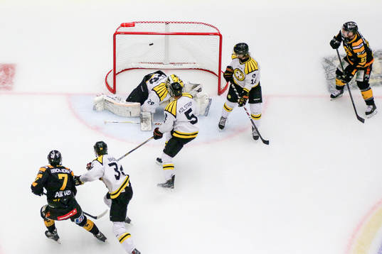 Skellefteås Kirill Kabanov gör 2-1på Brynäs målvakt