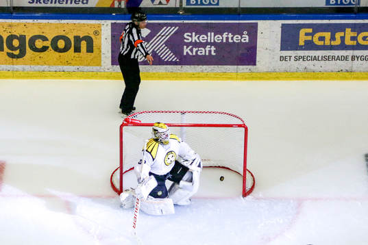 Brynäs målvakt Bernhard Starkbaum släpper in ett mål
