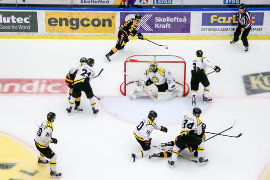 Bläddra bland fler bilder av Ishockey, Shl Kvartsfinal 1, Skellefteå - Brynäs