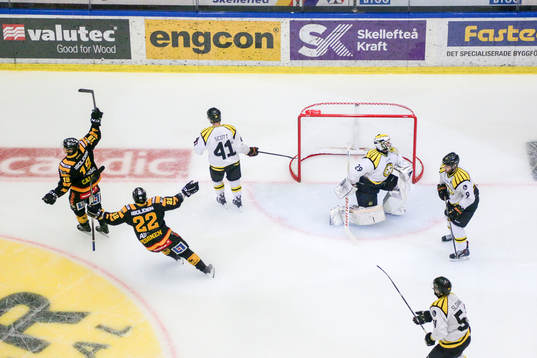 Skellefteås Andrew Calof  och Janne Pesonen jublar