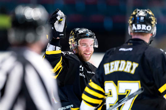 s Christian Sandberg och Jordan Hendry jublar