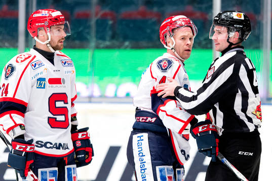 Södertäljes Robert Carlsson döms till matchstraff