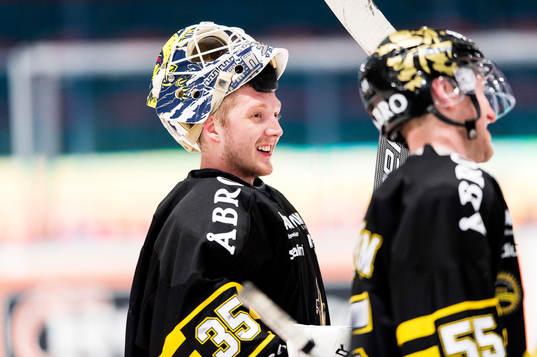 s målvakt Robin Rahm och Nils Bäckström jublar