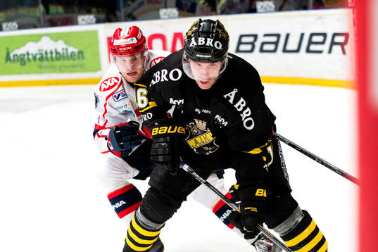 s Emil Lundberg i en närkamp