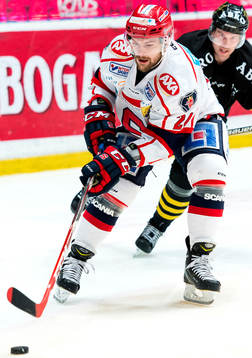 s Emil Lundberg i en närkamp