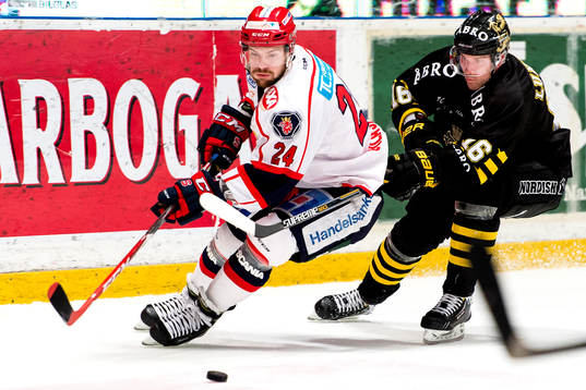 s Emil Lundberg i en närkamp