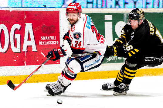s Emil Lundberg i en närkamp