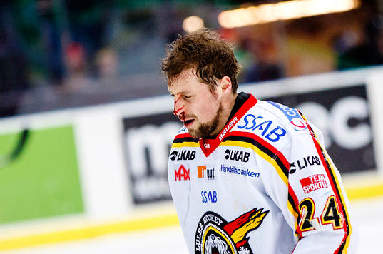 Luleås Cam Abbott blöder och lämnar isen