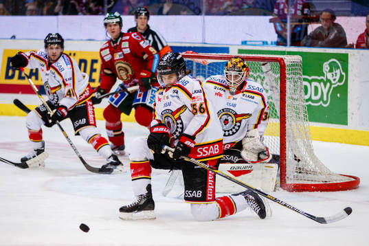 Skott mot Luleås målvakt Joel Lassinantti som täcks av