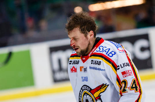 Luleås Cam Abbott blöder och lämnar isen