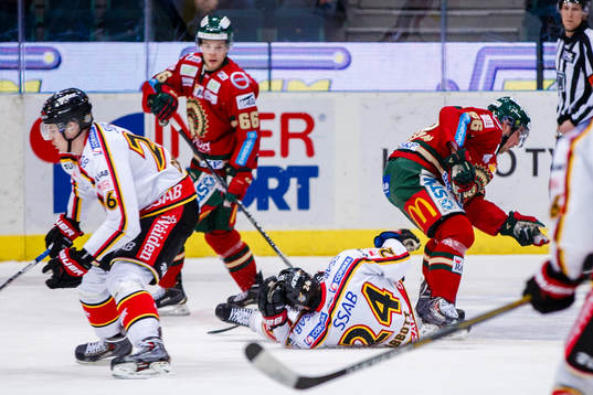 Luleås Cam Abbott tacklas av Frölundas Erik Gustavsson