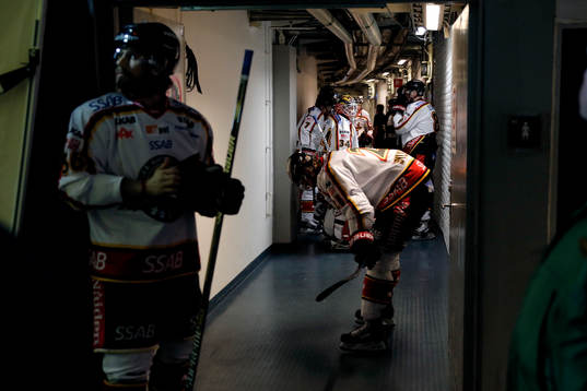 Luleås spelare på väg ut till uppvärmningen