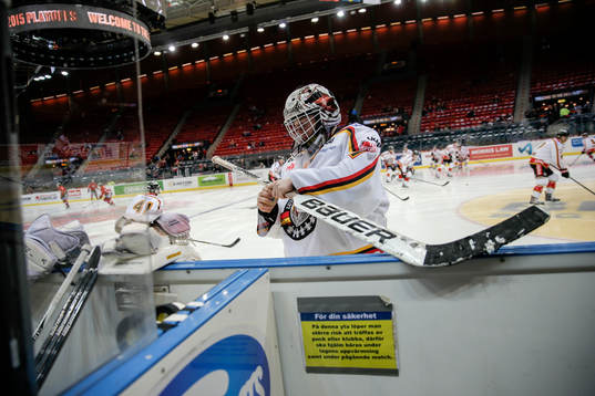 Luleås målvakt Daniel Larsson på uppvärmningen