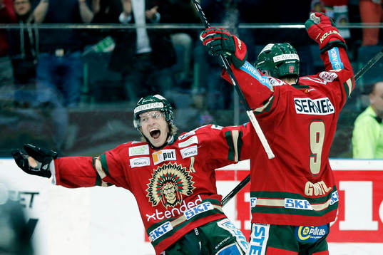 Frölundas Mathis Olimb och Frölundas Max Görtz jublar