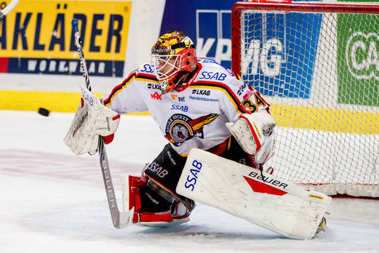 Luleås målvakt Joel Lassinantti räddar ett skott