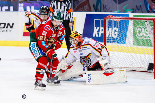 Frölundas Ryan Lasch och Luleås målvakt Joel Lassinantti