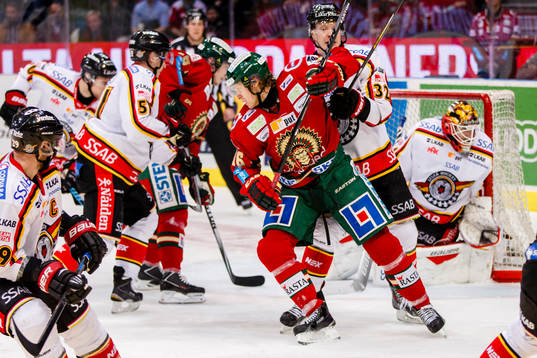 Frölundas Anton Axelsson och Luleås Lennart Petrell  i