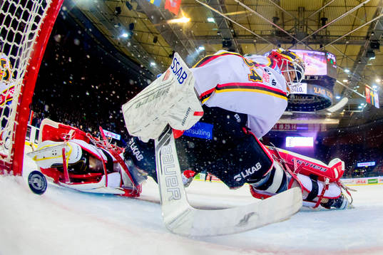 Pucken går i mål bakom Luleås målvakt Joel Lassinantti