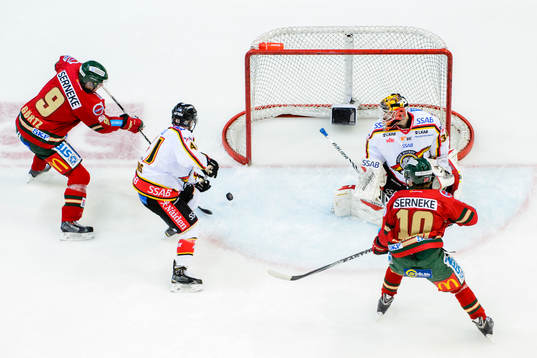 Frölundas Max Görtz (tv) gör 1-0 bakom Luleås målvakt