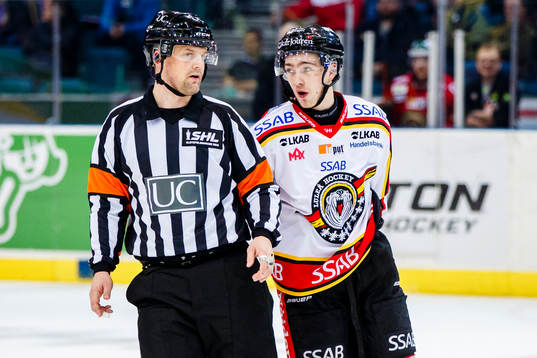Domare Mikael Nord och Luleås Johan Forsberg