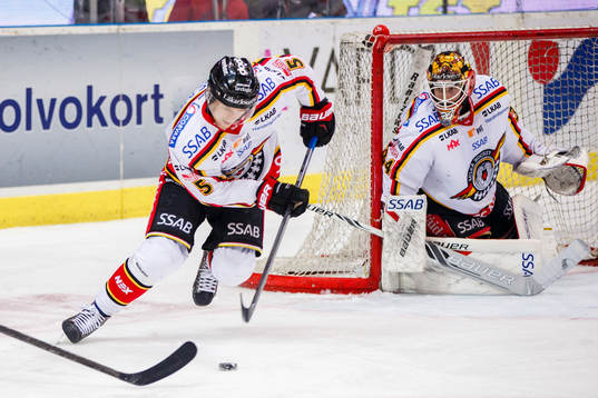 Luleås Marcus Fagerudd med pucken