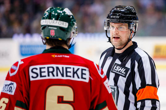 Domare Mikael Nord pratar med Frölundas Mikael Wikstrand