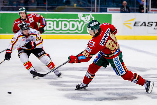 Frölundas Oscar Fantenberg skjuter ett skott