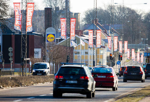 Flaggor med reklam för slutspel upphängda på Storgatan