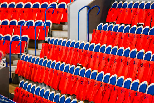 Orangea t-shirts hänger på alla sittplatser