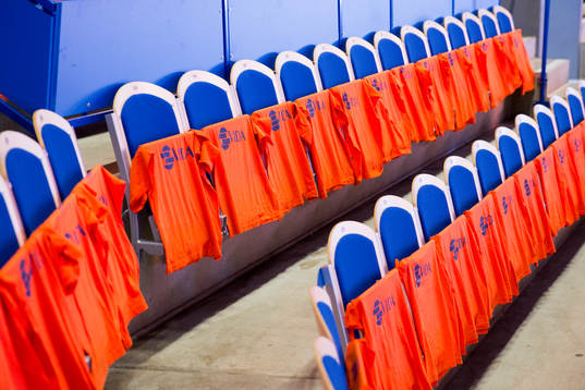 Orangea t-shirts hänger på alla sittplatser