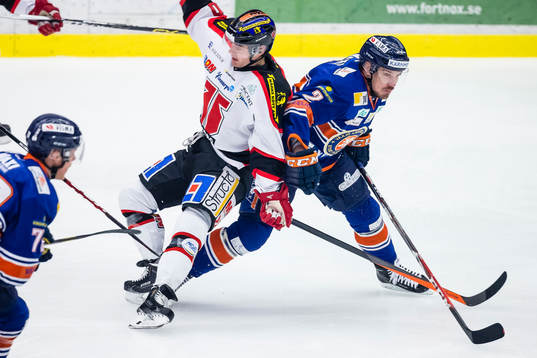 kamp mellan Örebros Derek Ryan och Växjös Teemu Laakso