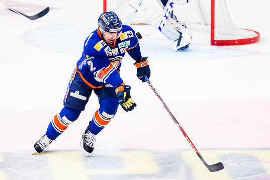 Växjös Teemu Laakso plockar ner pucken med handen