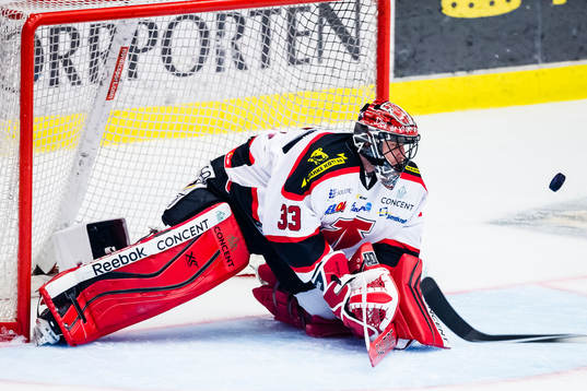 Örebros målvakt Julius Hudacek styr undan pucken