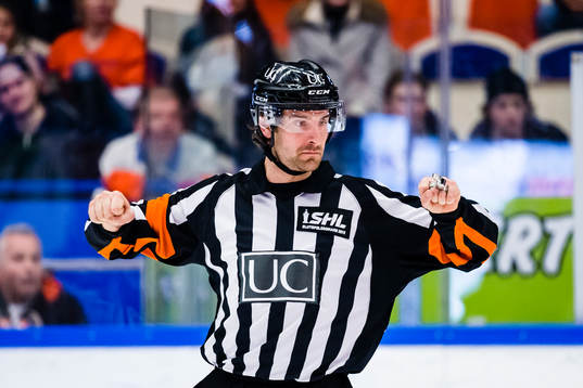 Domare Mikael Sjöqvist visar tecken för crosschecking