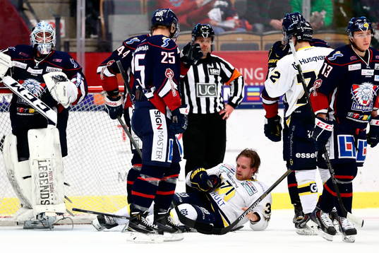 s Mattias Tedenby har tappat hjälmen