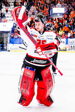 Örebros målvakt Julius Hudacek firar