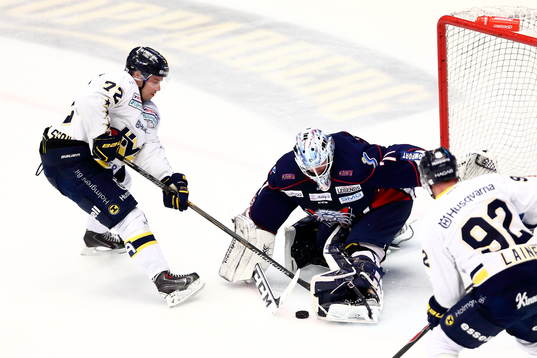 s Patrik Carlsson framför Linköpings David Rautio